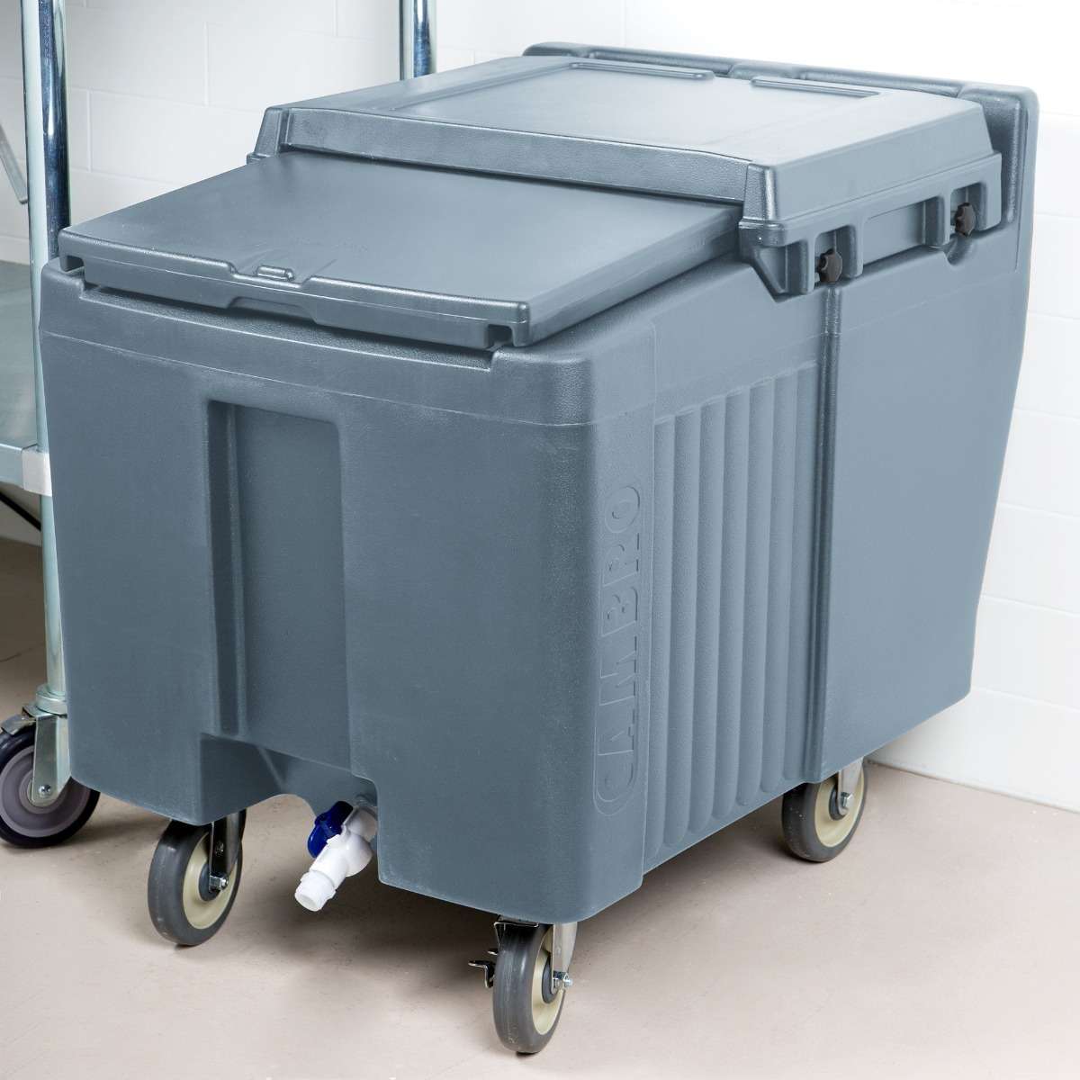 Cambro ICS125L401 Insulated Mobile Ice Caddy